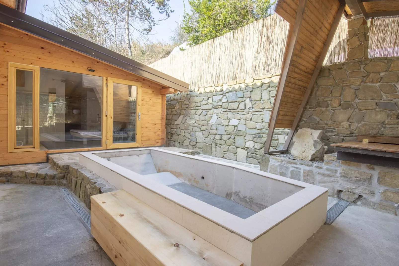 Family-Friendly Serene Retreat Holiday Home - Four Bedroom Holiday Home  with Terrace-Zwembad