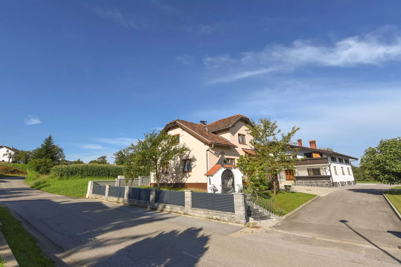 Cozy Luxe Holiday Home with Natural Thermal Bath - Seven Bedroom Holiday Home-Buitenlucht