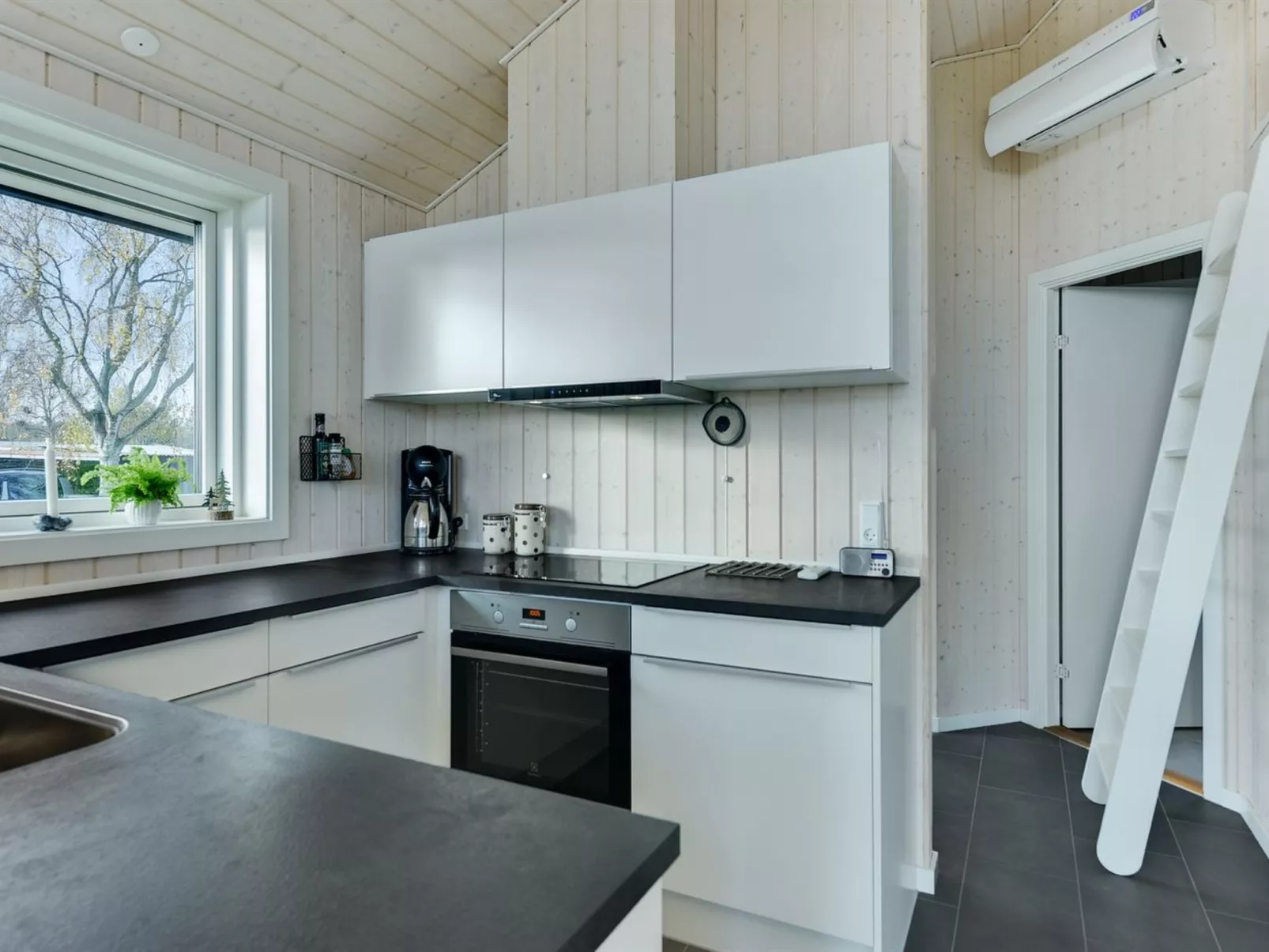 "Sighfrith" - 150m from the sea-Binnen