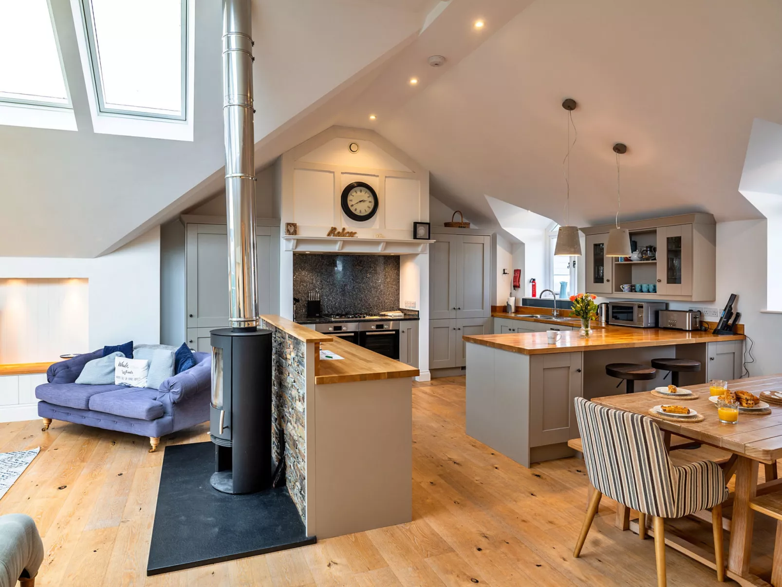 Dingles Cottage-Binnen