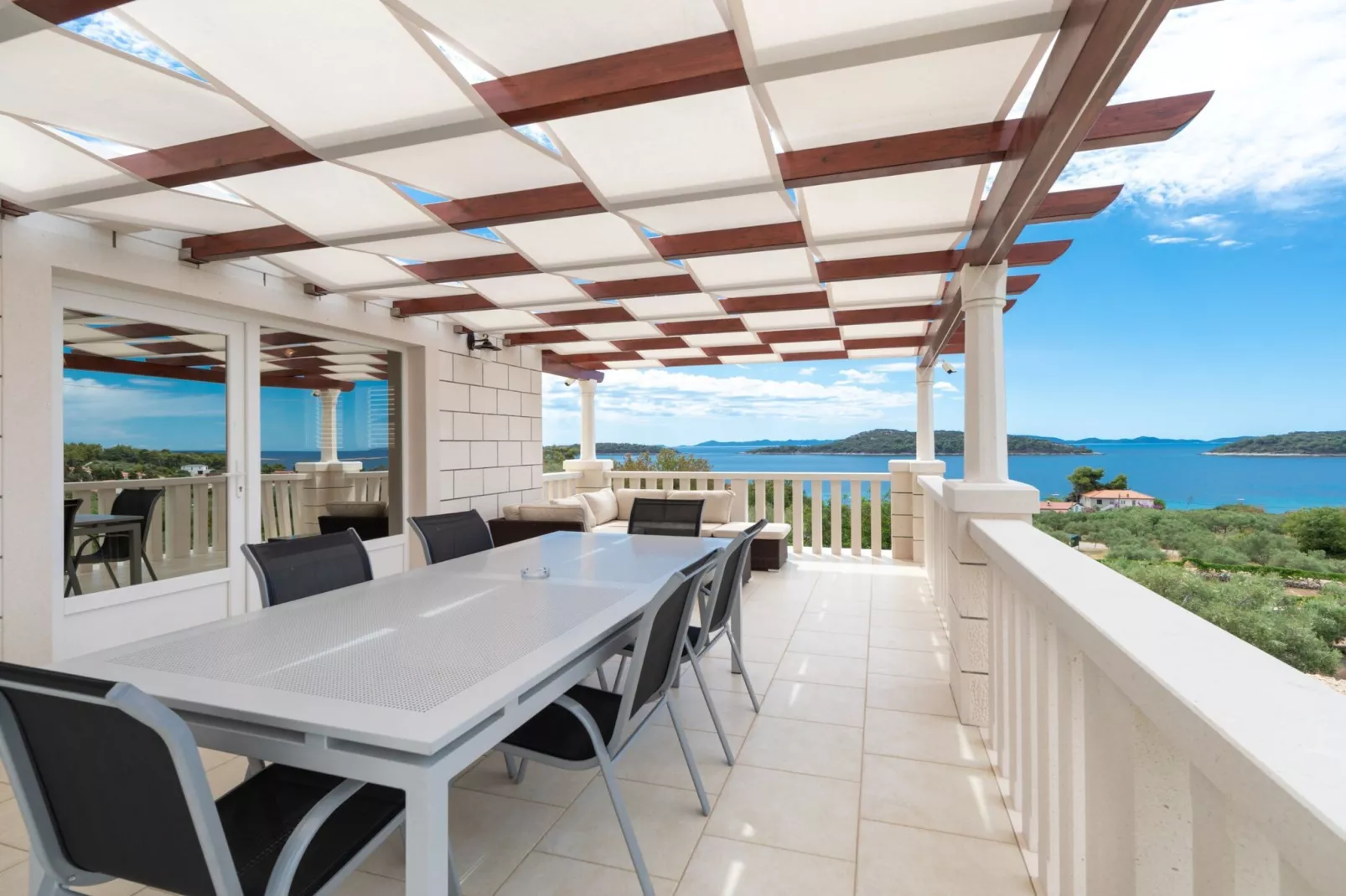 Modern Villa with Pool-Terras