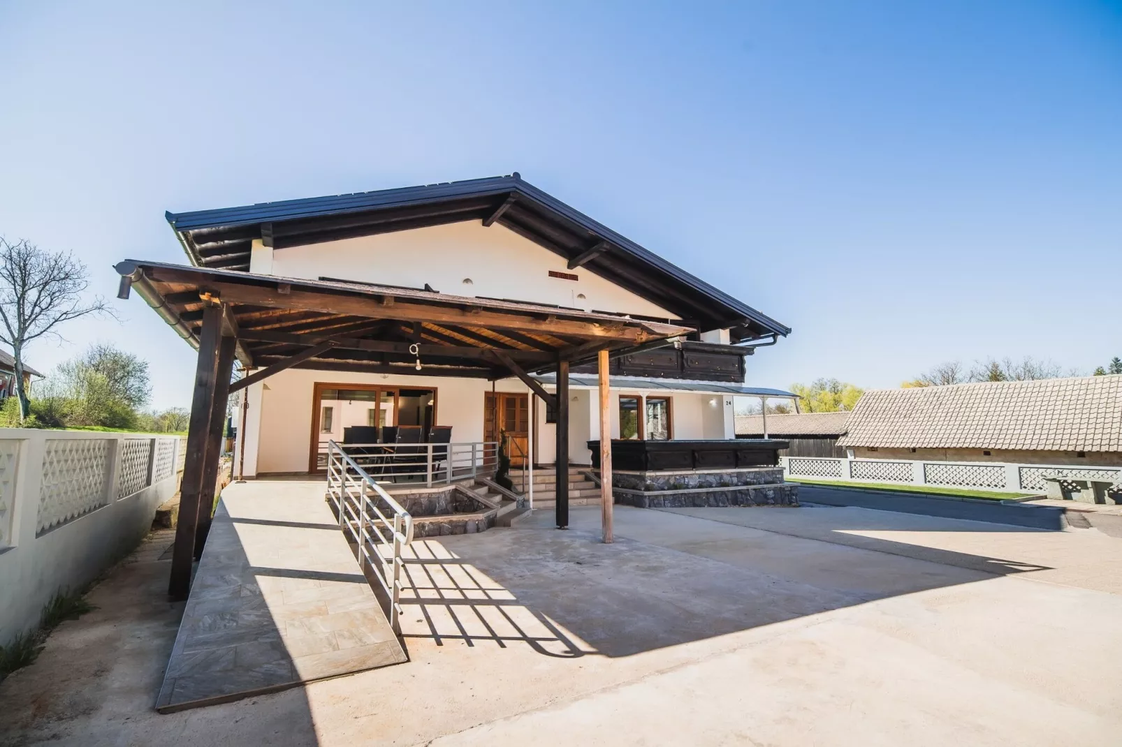 Cozy Luxe Holiday Home with Natural Thermal Bath - Seven Bedroom Holiday Home-Buitenlucht