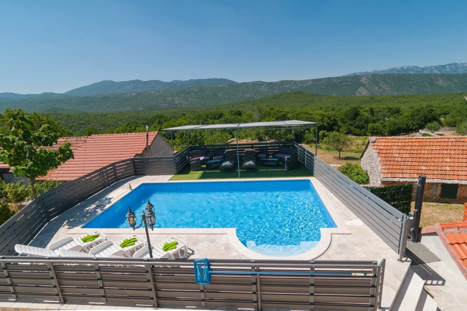 Five-Bedroom Home-Zwembad