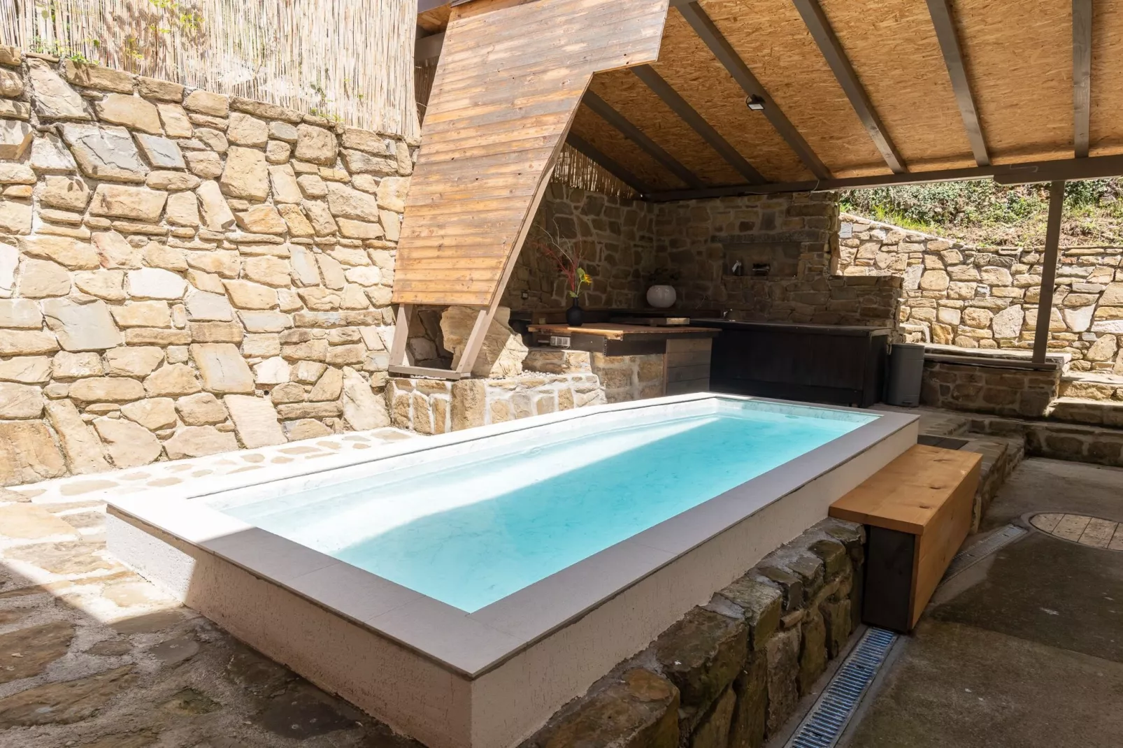 Family-Friendly Serene Retreat Holiday Home - Four Bedroom Holiday Home  with Terrace-Zwembad