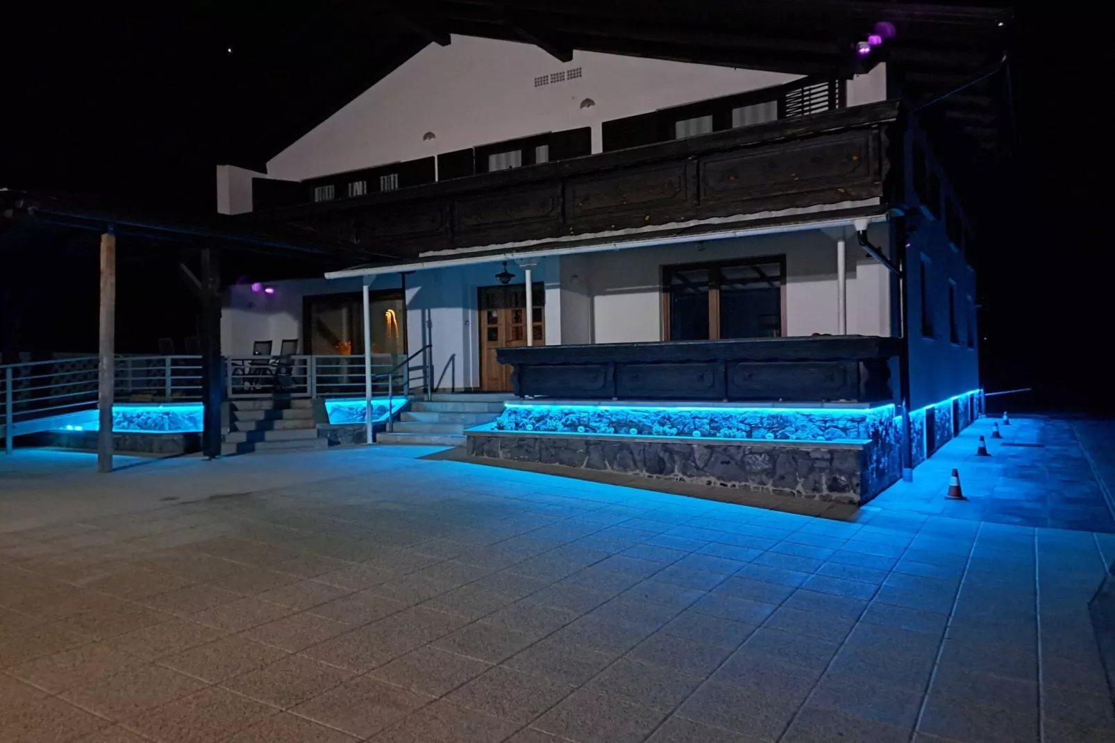 Cozy Luxe Holiday Home with Natural Thermal Bath - Seven Bedroom Holiday Home-Buitenlucht