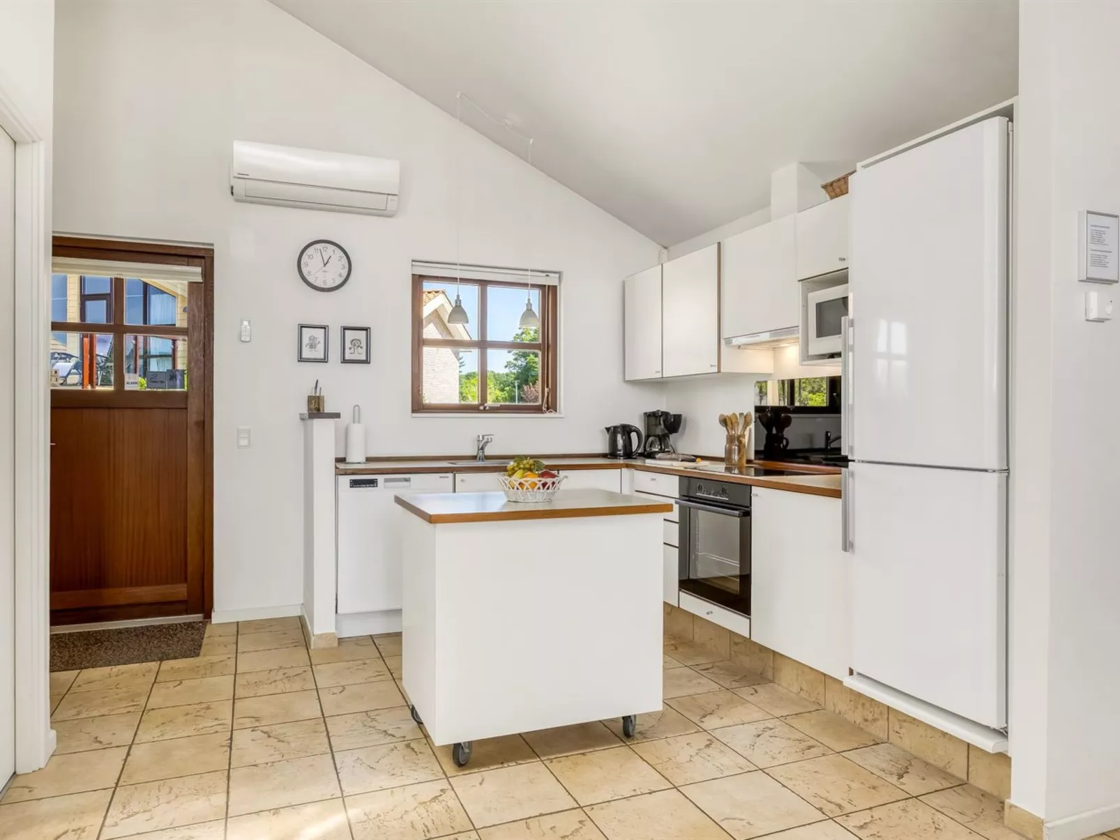 "Era" - 100m from the sea-Binnen