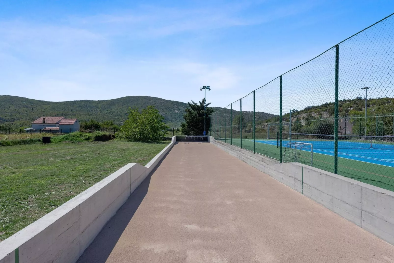 Sport & Spa Villa Neoric-Gebieden zomer 1km