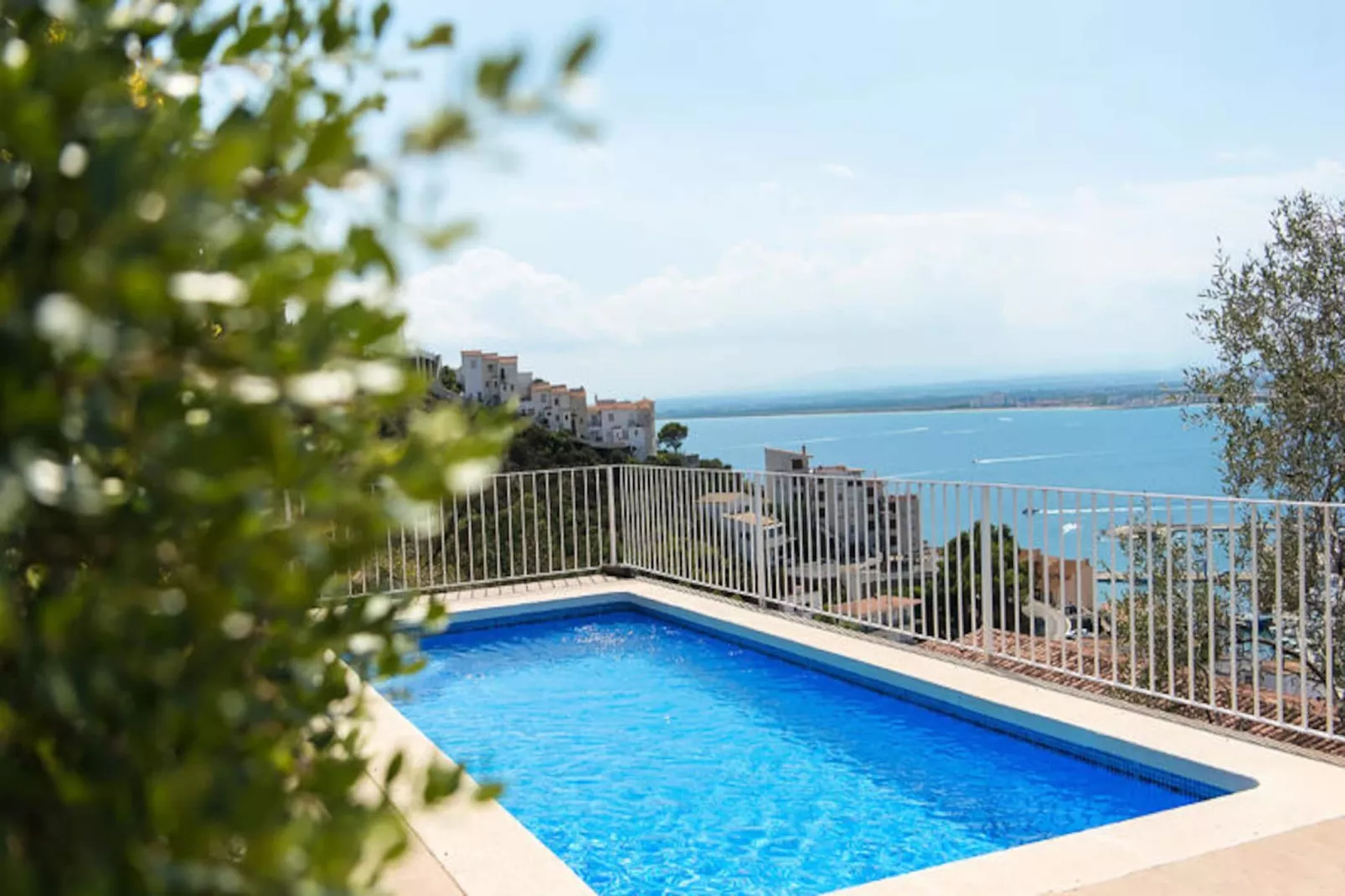 Maison à Roses-Niet-getagd