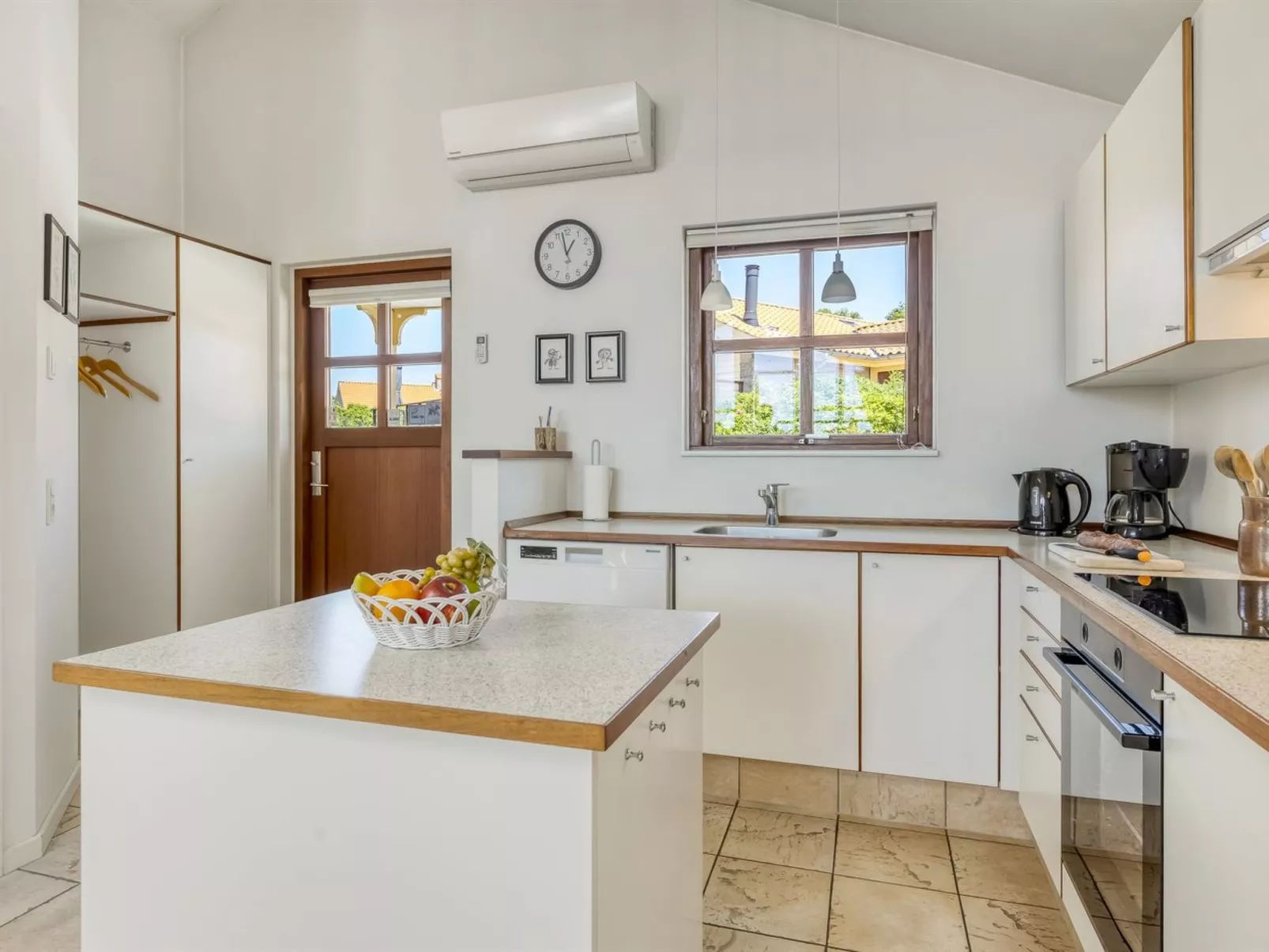 "Era" - 100m from the sea-Binnen