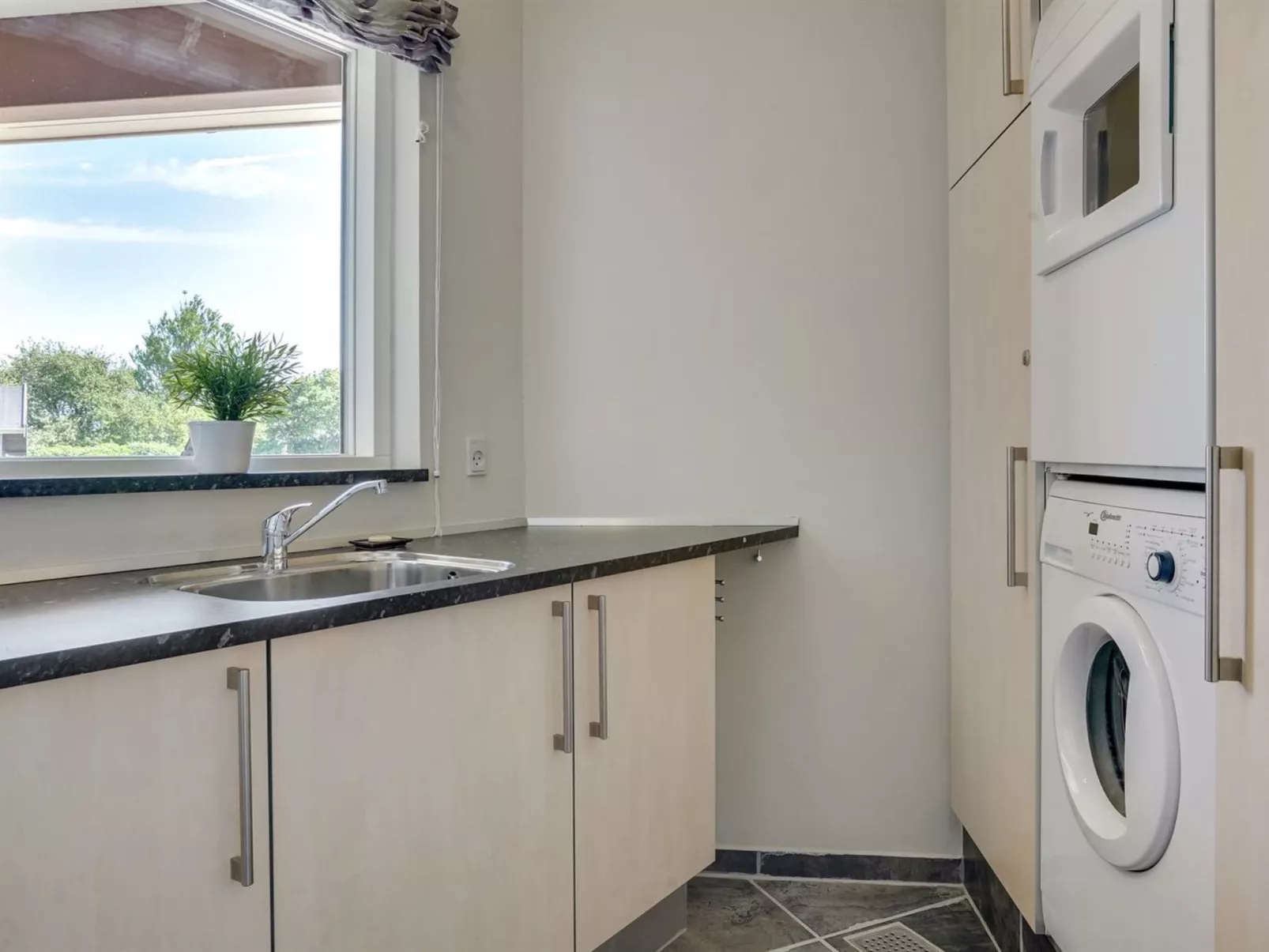 "Helena" - 250m from the sea-Binnen