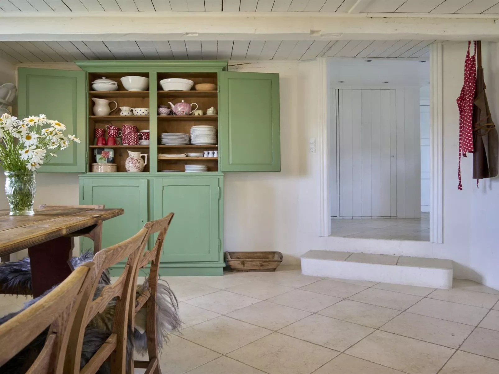 "Merrit" - 250m from the sea-Binnen