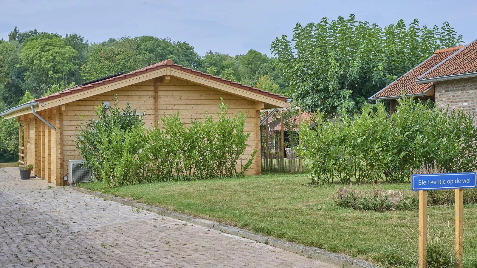 Bie Leentje op de Wei-Buitenkant zomer