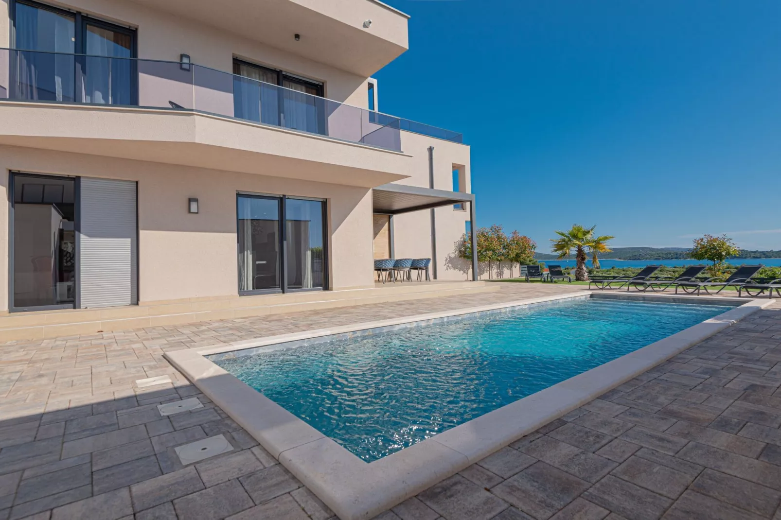 Four-Bedroom Villa With Pool-Zwembad