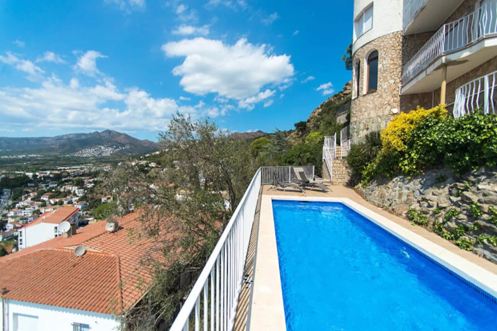 Maison à Roses-Niet-getagd