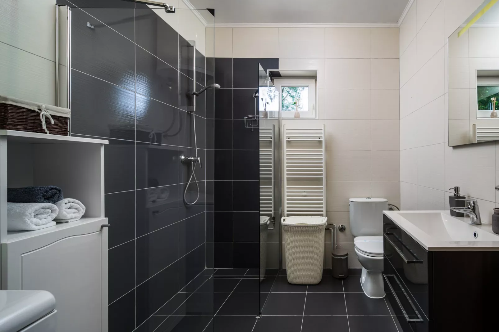 Villa Olea with private heated pool-Badkamer