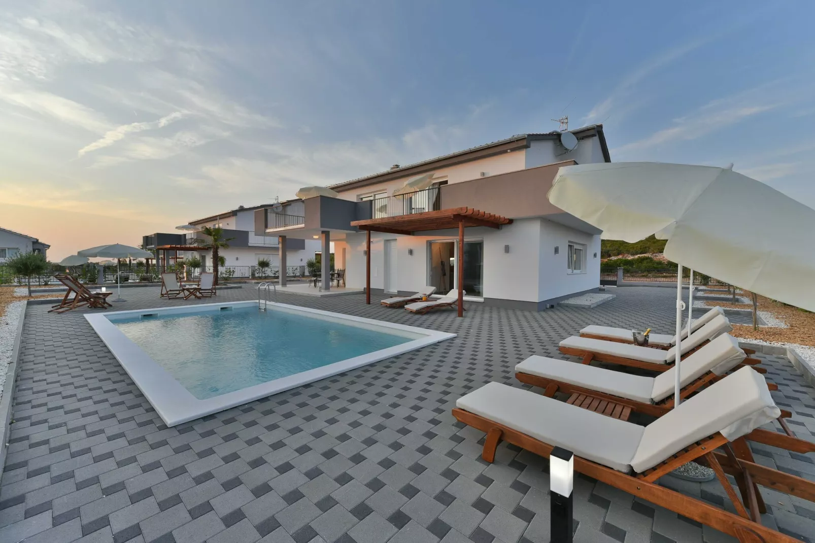 Luxury Escape with Swimming Pool & Modern Design -Deluxe Four Bedroom Villa with Private Pool (Villa 6)-Zwembad