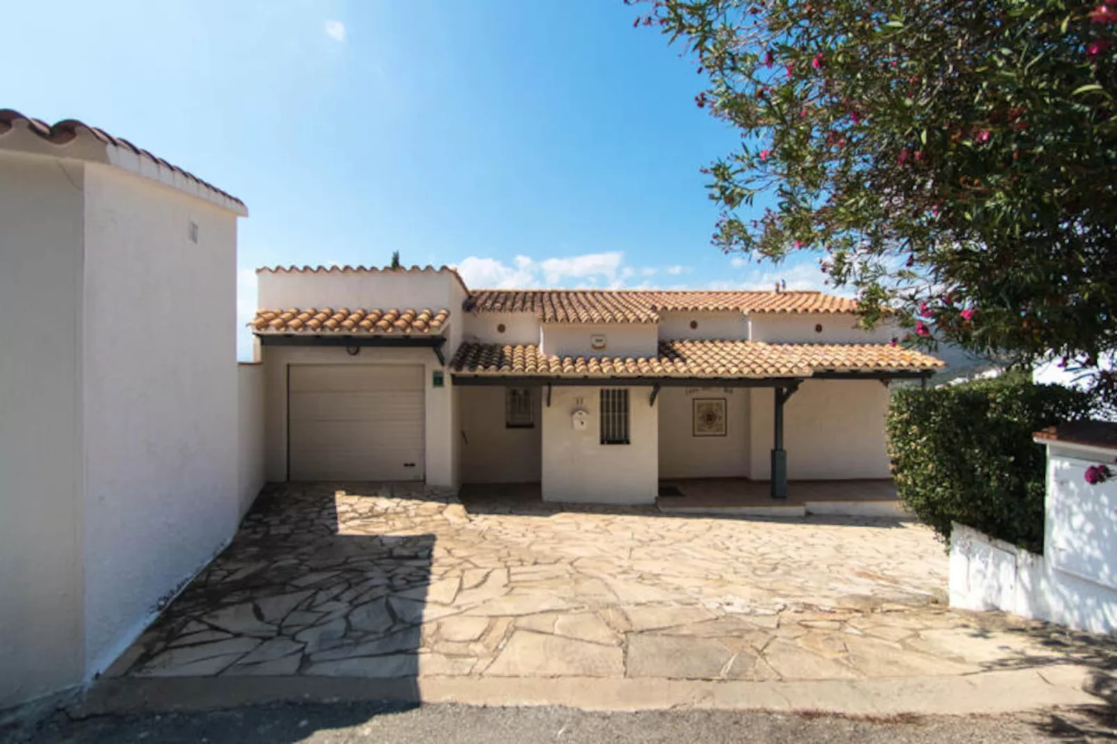 Maison à Roses-Niet-getagd