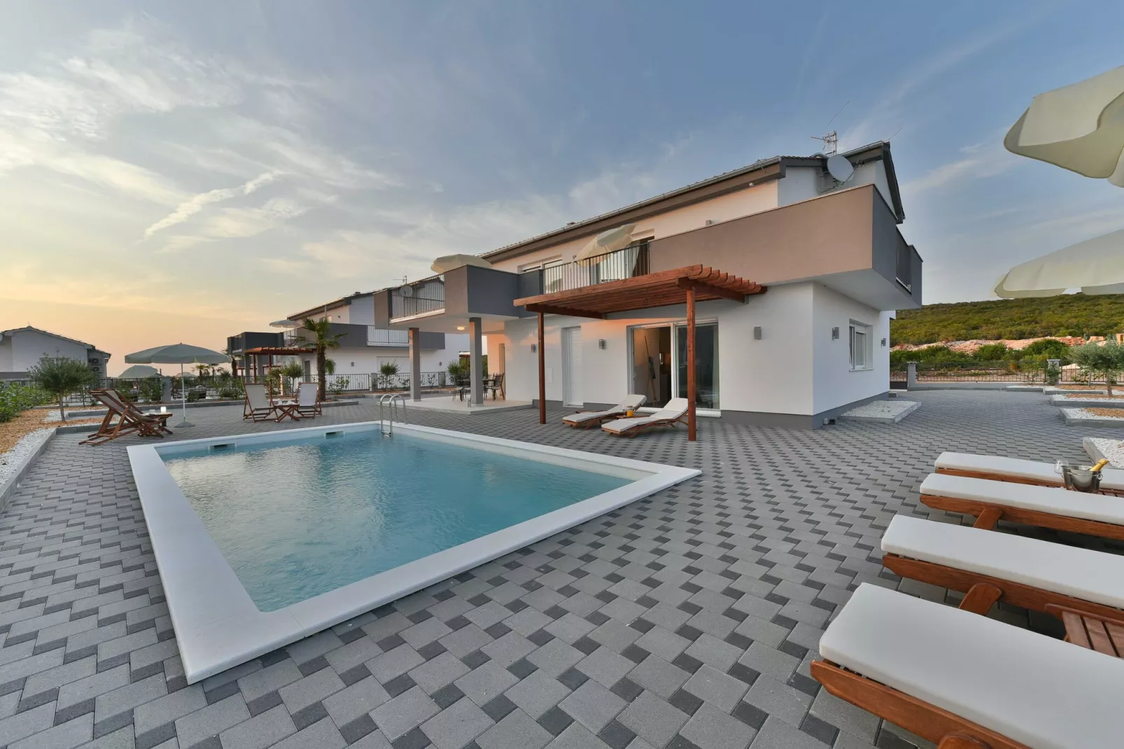 Luxury Escape with Swimming Pool & Modern Design - Deluxe Four Bedroom Villa with Sea View and Private Pool (Villa 5)-Zwembad