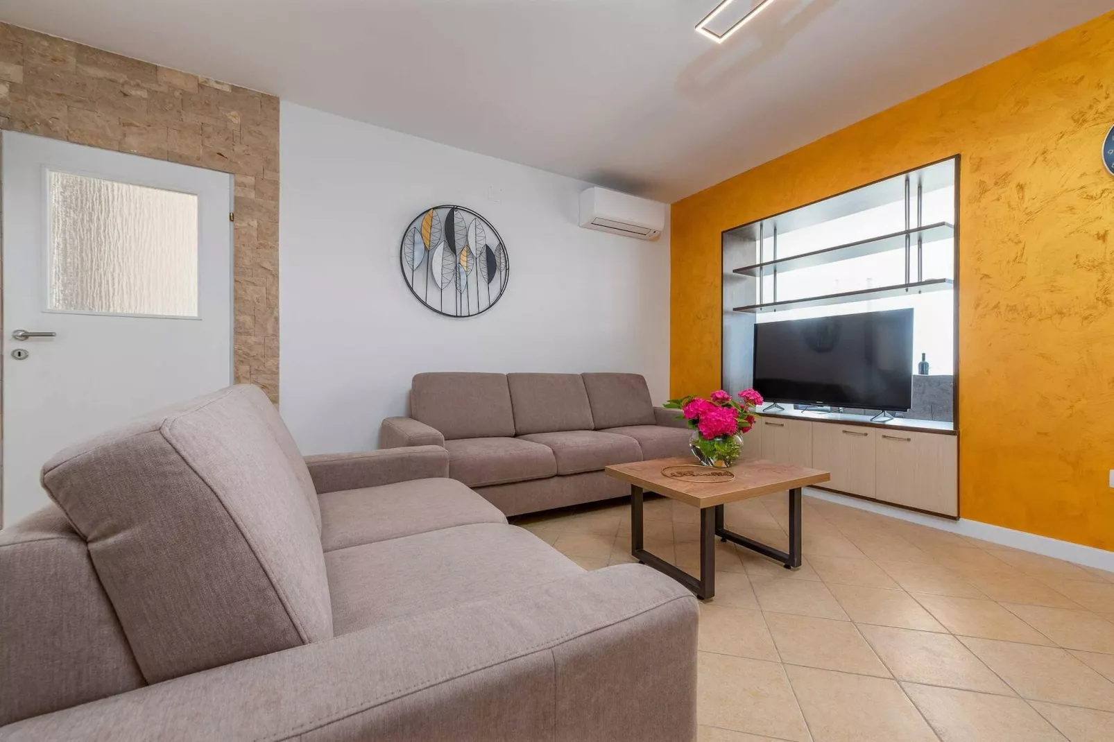 Villa Pezer with heated pool & sauna-Woonkamer