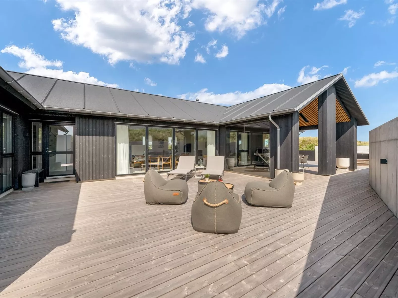 "Maximiliane" -  from the sea-Buiten