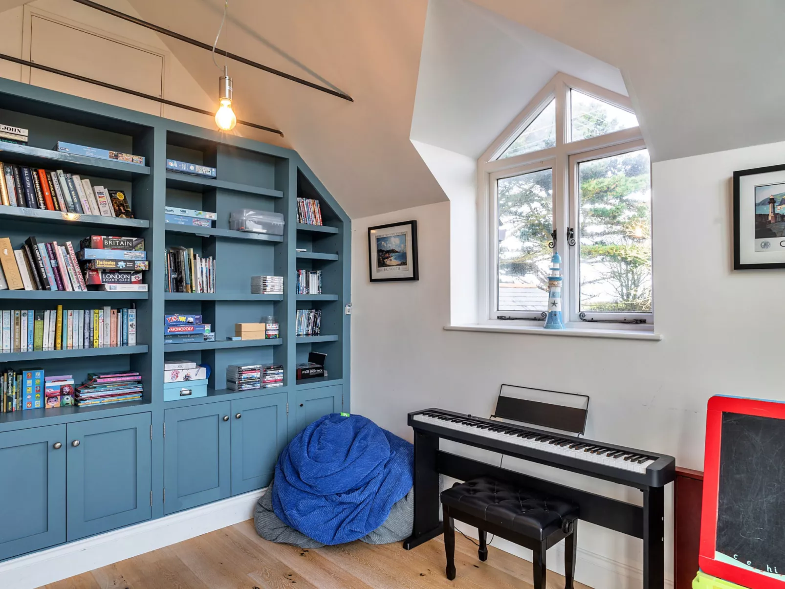 Dingles Cottage-Binnen