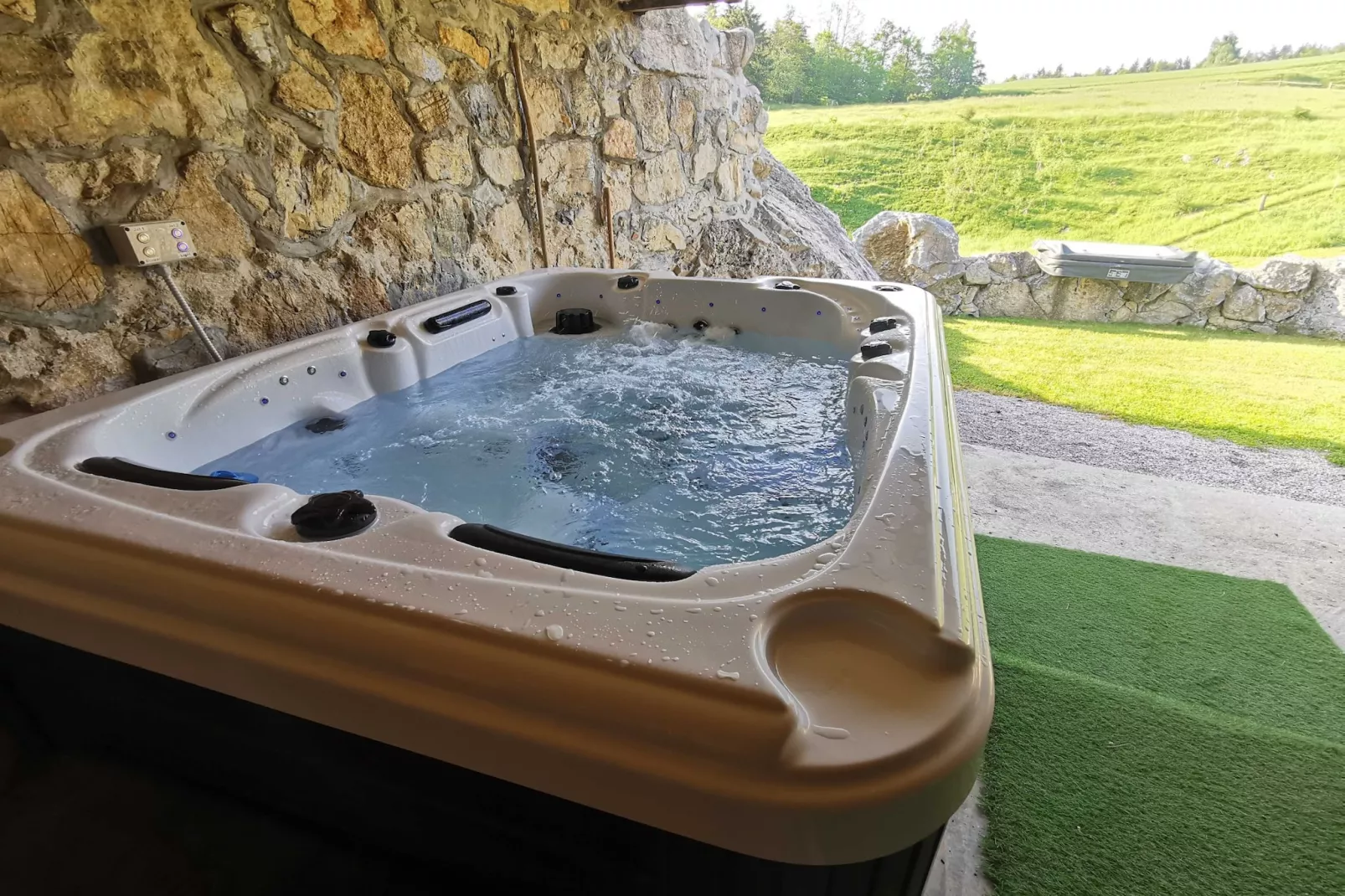 Visnja Gora Meadow Hideaway with Terrace - One Bedroom Cottage with Terrace (owner Hiška na skalci)-Spa