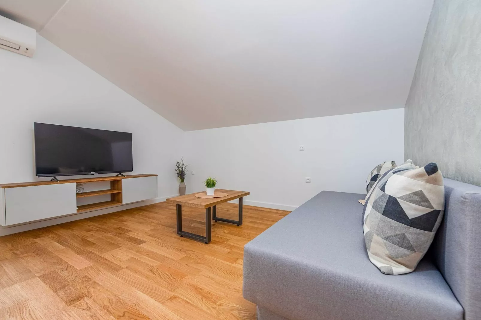 Villa Pezer with heated pool & sauna-Woonkamer