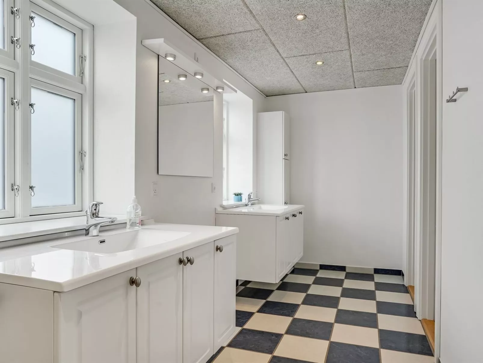 "Edine" - 4.5km from the sea-Binnen