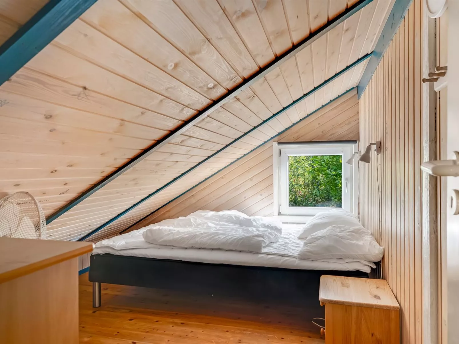 "Eisa" - 300m to the fjord-Binnen