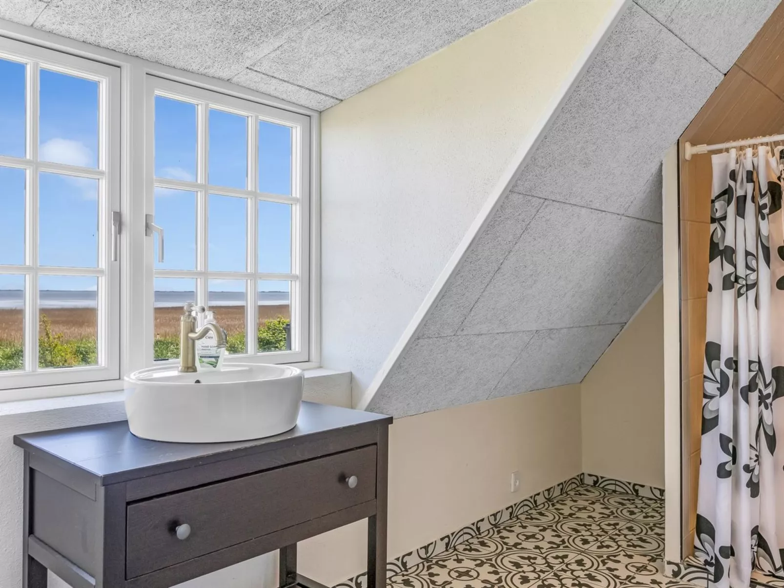 "Narvik" - 4.5km from the sea-Binnen