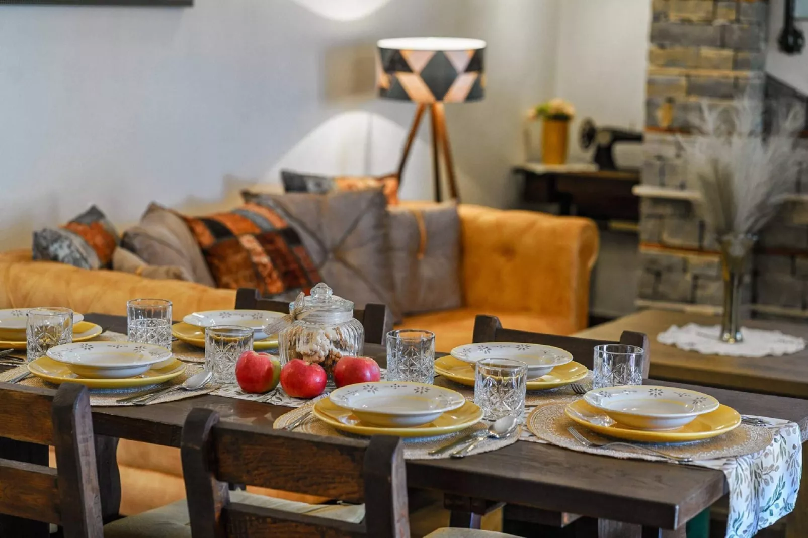 Authentic Villa Malou-Eetkamer