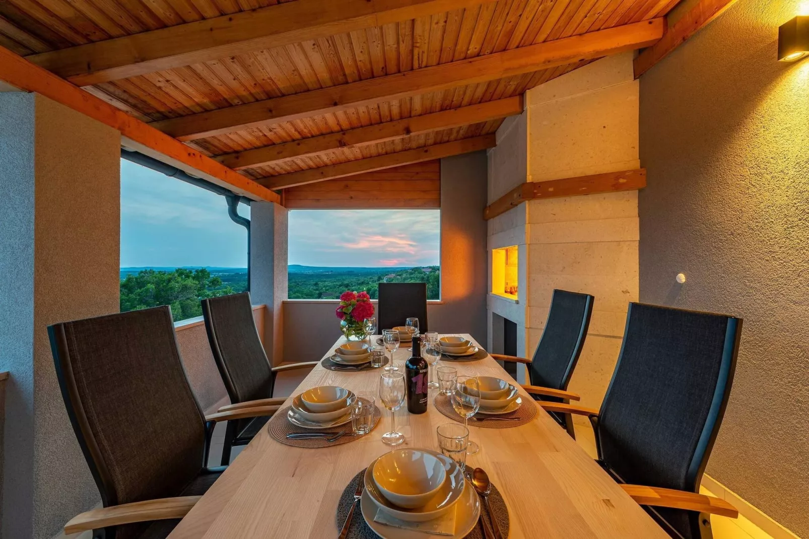 Villa Pezer with heated pool & sauna-Eetkamer