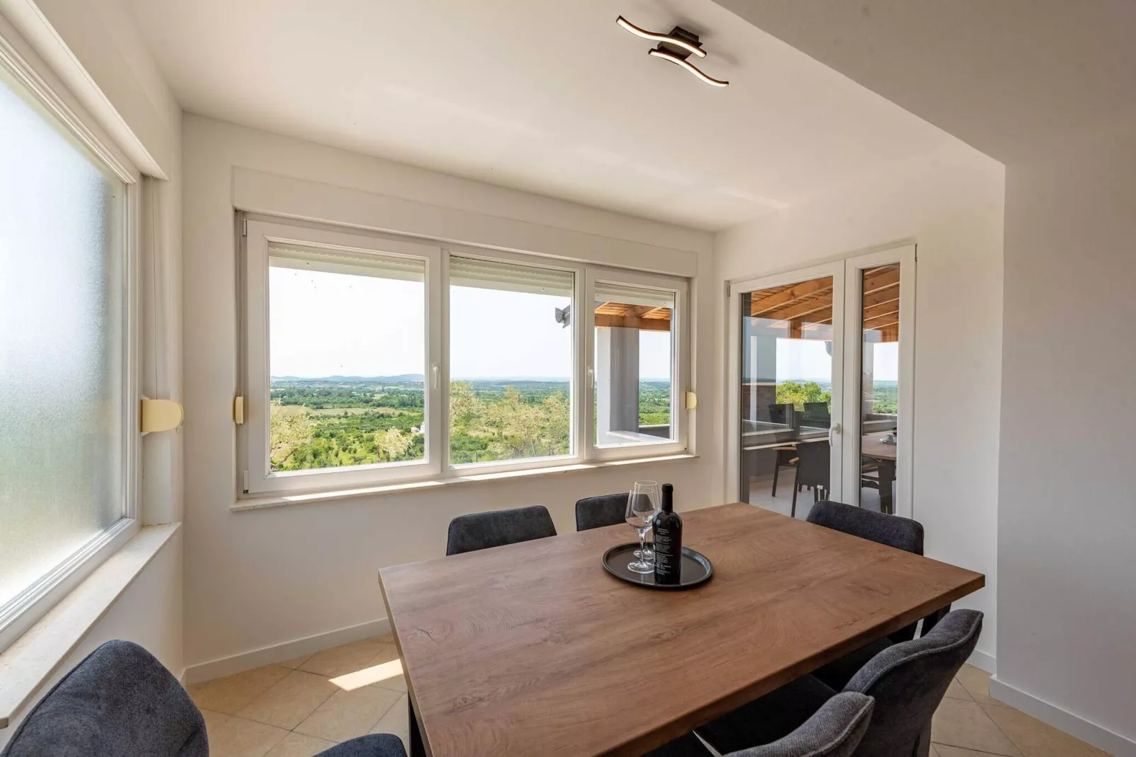 Villa Pezer with heated pool & sauna-Eetkamer