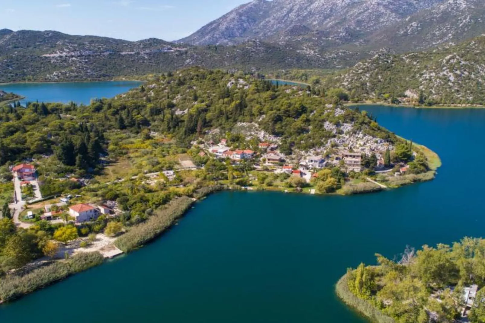 One-Bedroom Apartment With Lake View-Uitzicht