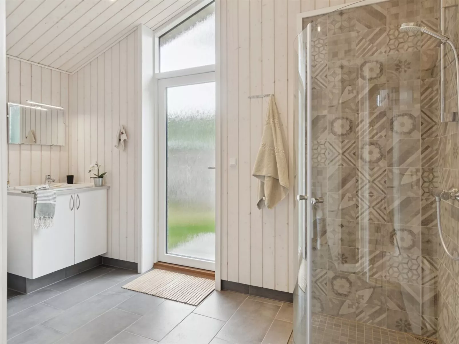 "Ovine" - 1.2km to the fjord-Binnen