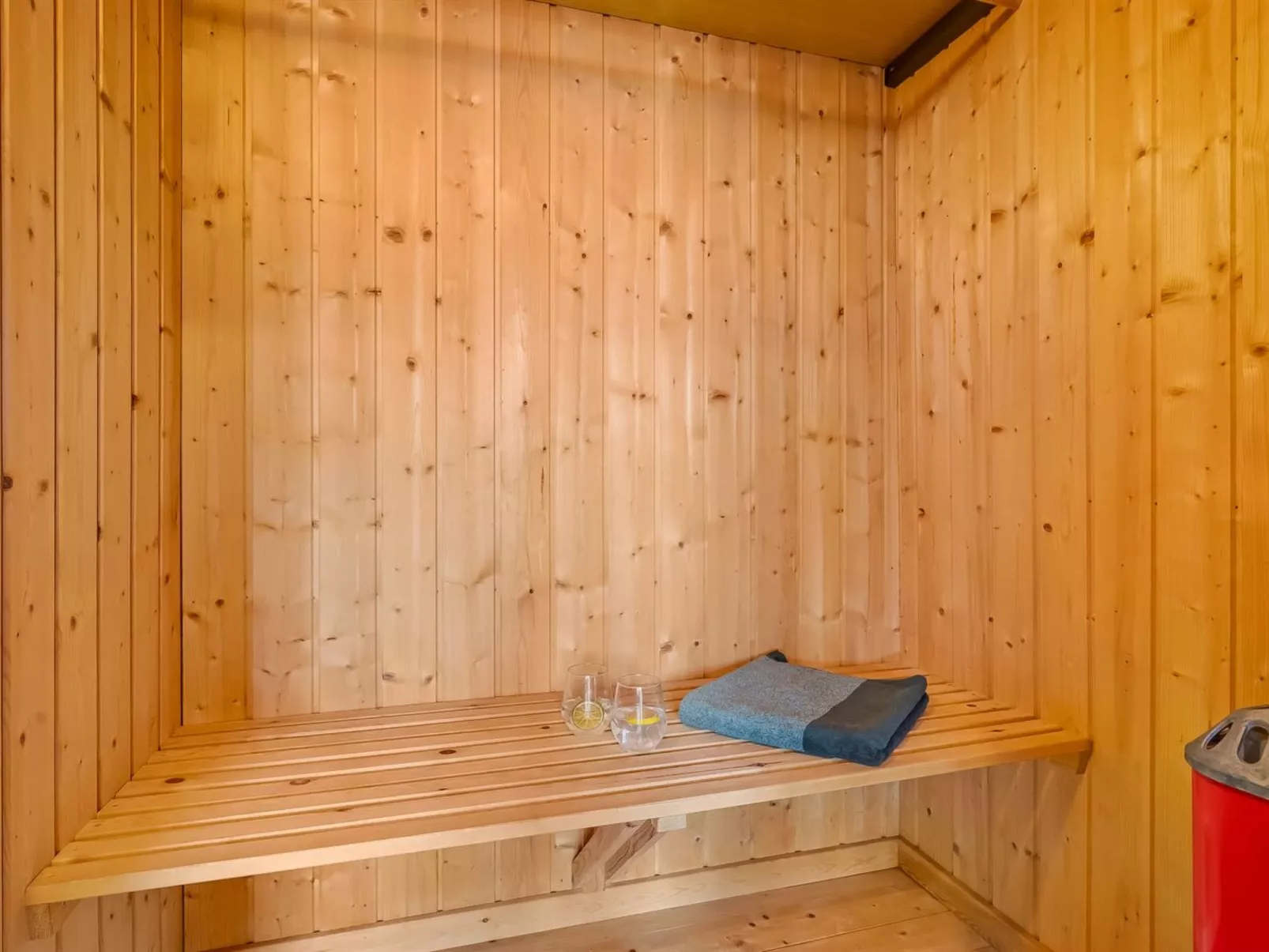 "Ronja" - 100m to the fjord-Binnen