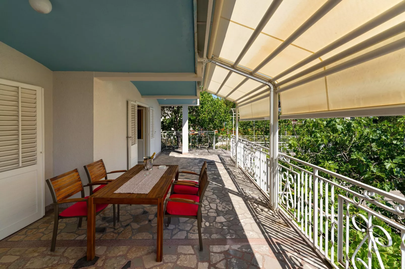 Vacation house Maslenica-Terrasbalkon