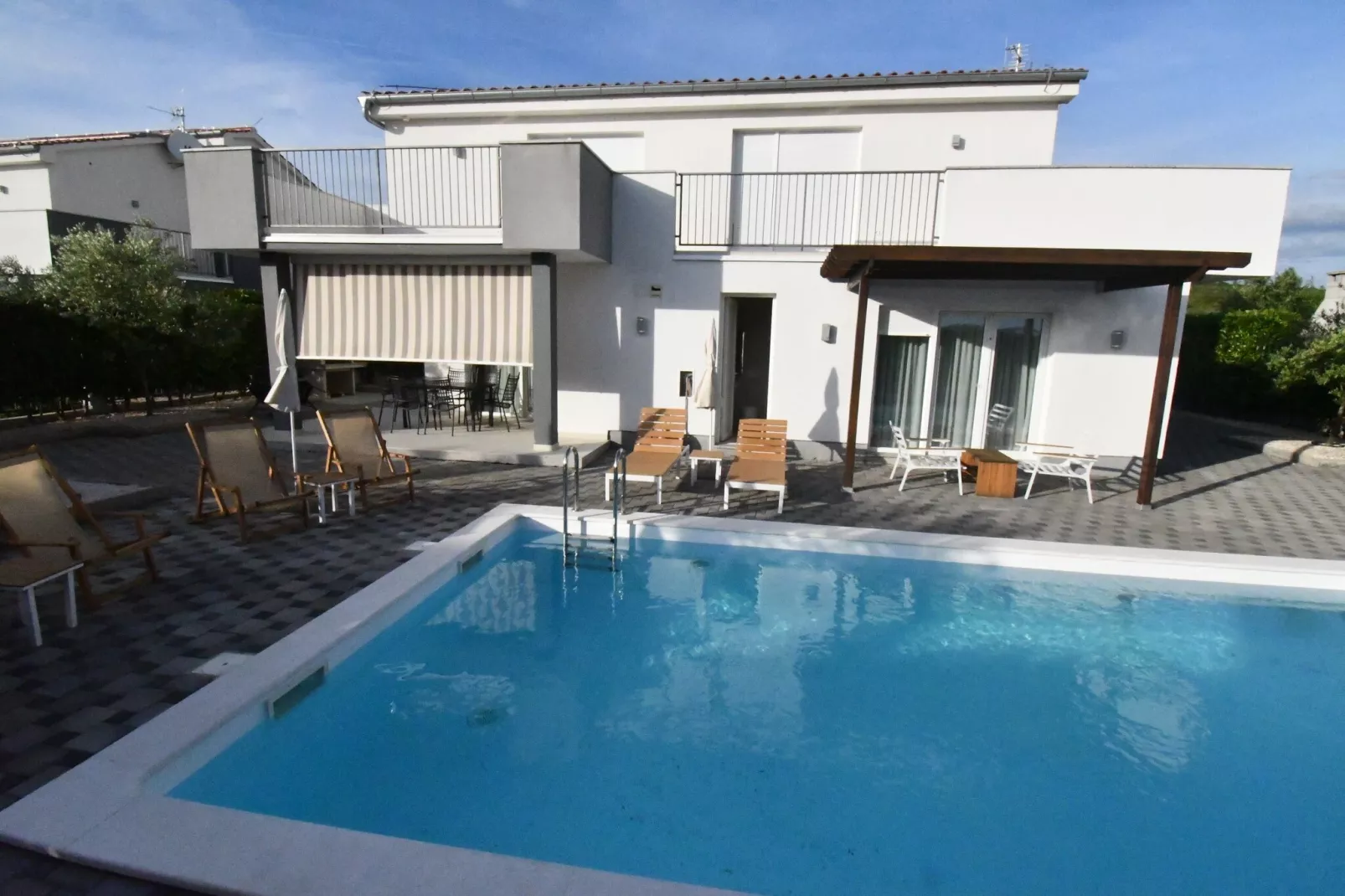 Luxury Escape with Swimming Pool & Modern Design - Comfort Four Bedroom Villa with Sea View and Private Pool ( Villa 7)-Zwembad