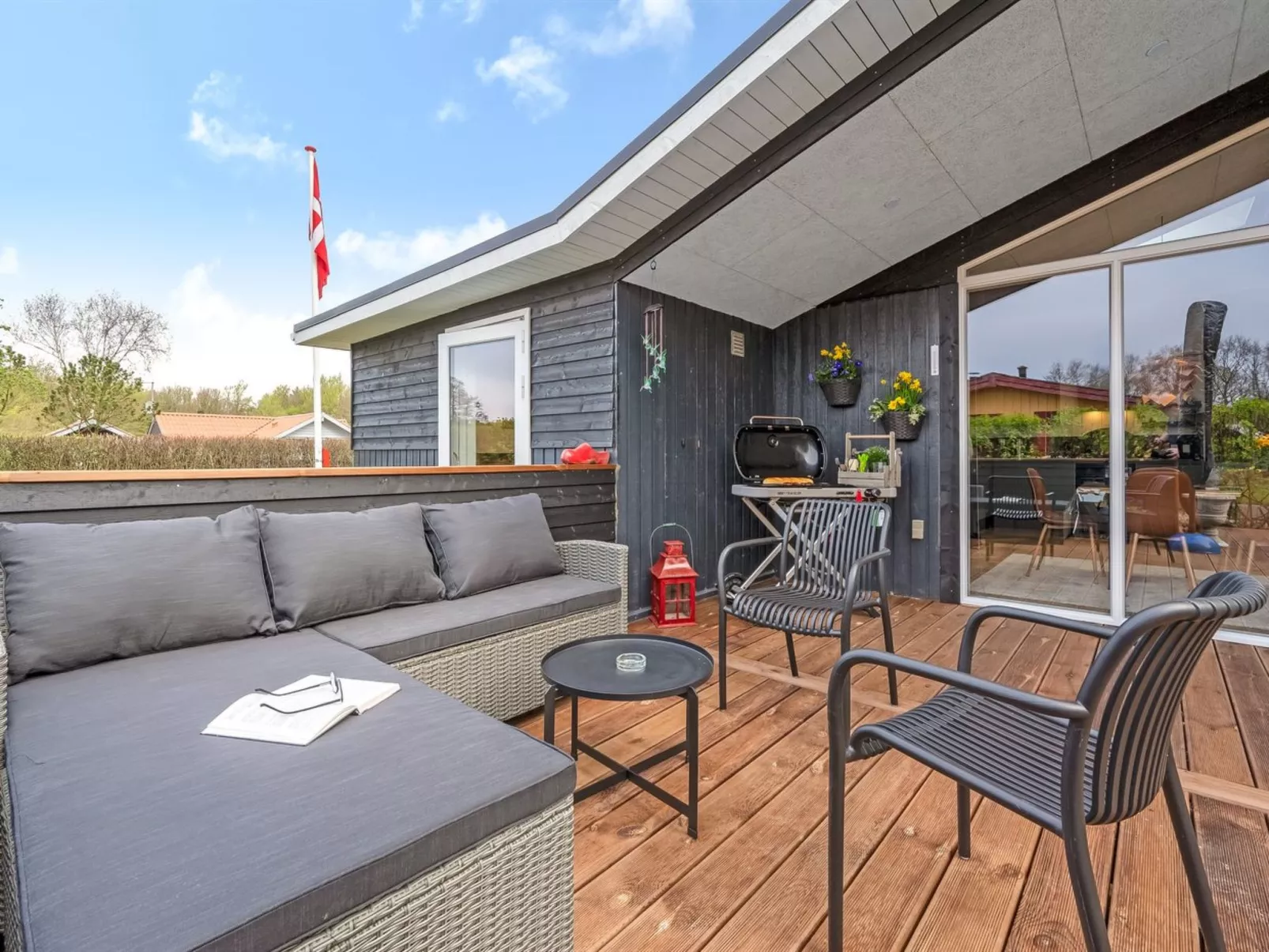 "Ronja" - 100m to the fjord-Buiten