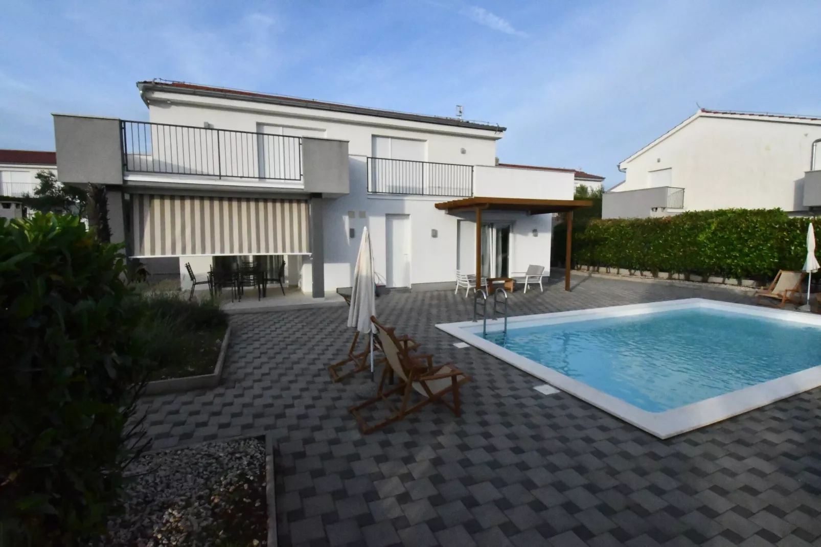 Luxury Escape with Swimming Pool & Modern Design - Superior Four Bedroom Villa with Private Pool ( Villa 2)-Zwembad