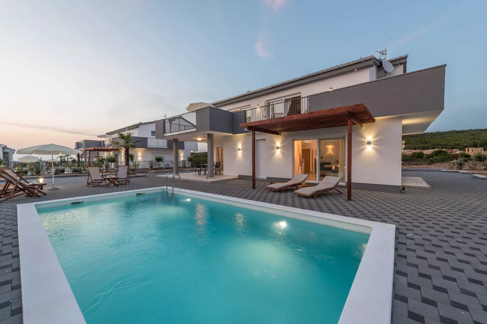 Luxury Escape with Swimming Pool & Modern Design - Comfort Four Bedroom Villa with Sea View and Private Pool ( Villa 7)-Zwembad