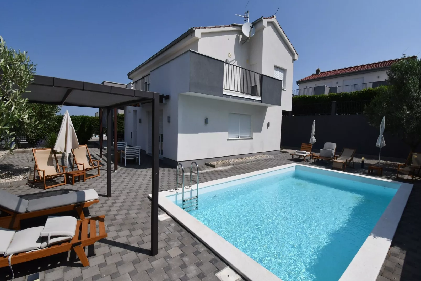 Luxury Escape with Swimming Pool & Modern Design -Deluxe Four Bedroom Villa with Private Pool ( Villa 4)-Zwembad