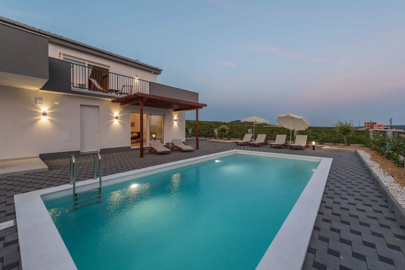 Luxury Escape with Swimming Pool & Modern Design - Four Bedroom Villa with Private Pool ( Villa 1)-Zwembad