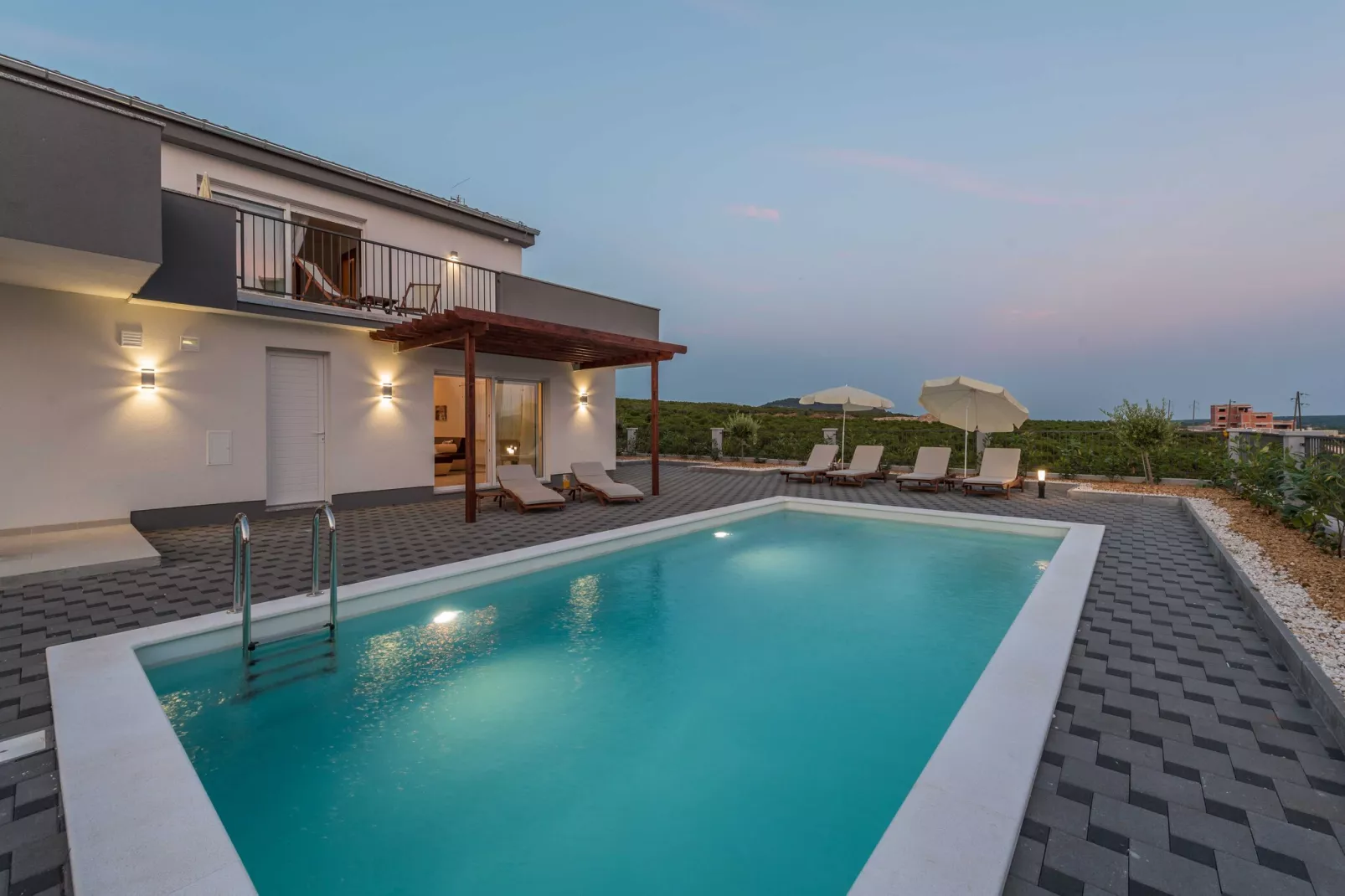 Luxury Escape with Swimming Pool & Modern Design - Superior Four Bedroom Villa with Private Pool ( Villa 2)-Zwembad