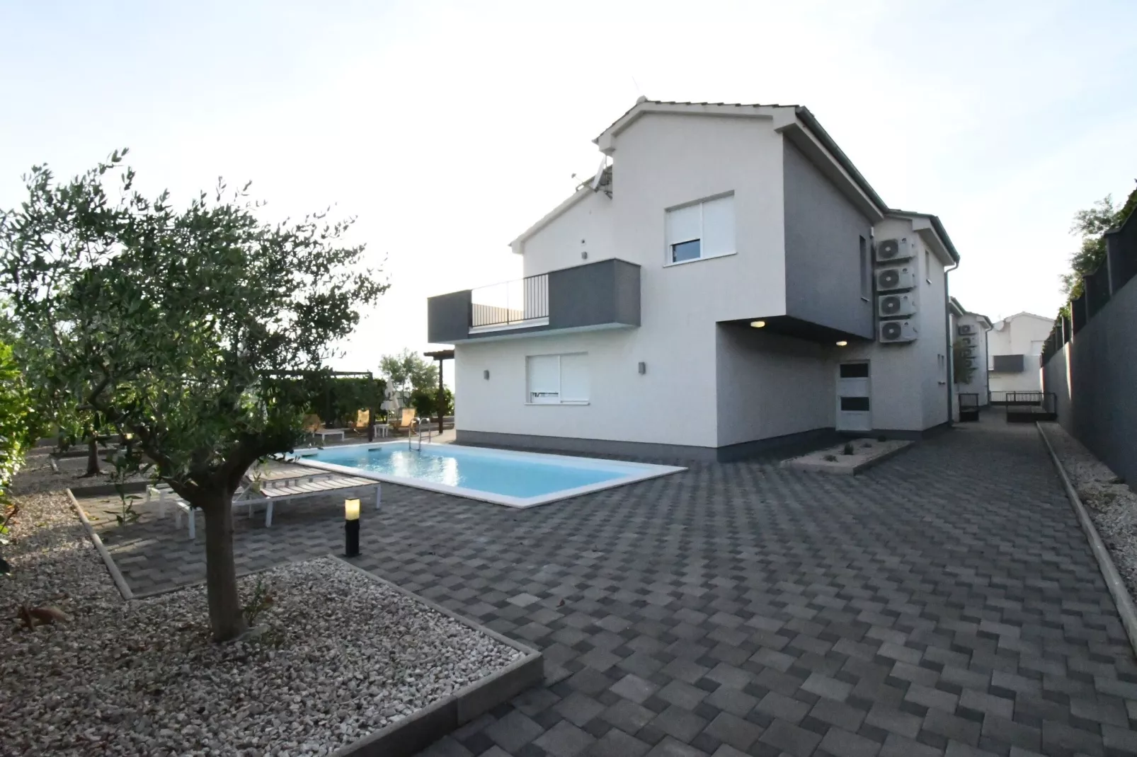 Luxury Escape with Swimming Pool & Modern Design -Deluxe Four Bedroom Villa with Private Pool ( Villa 4)-Zwembad