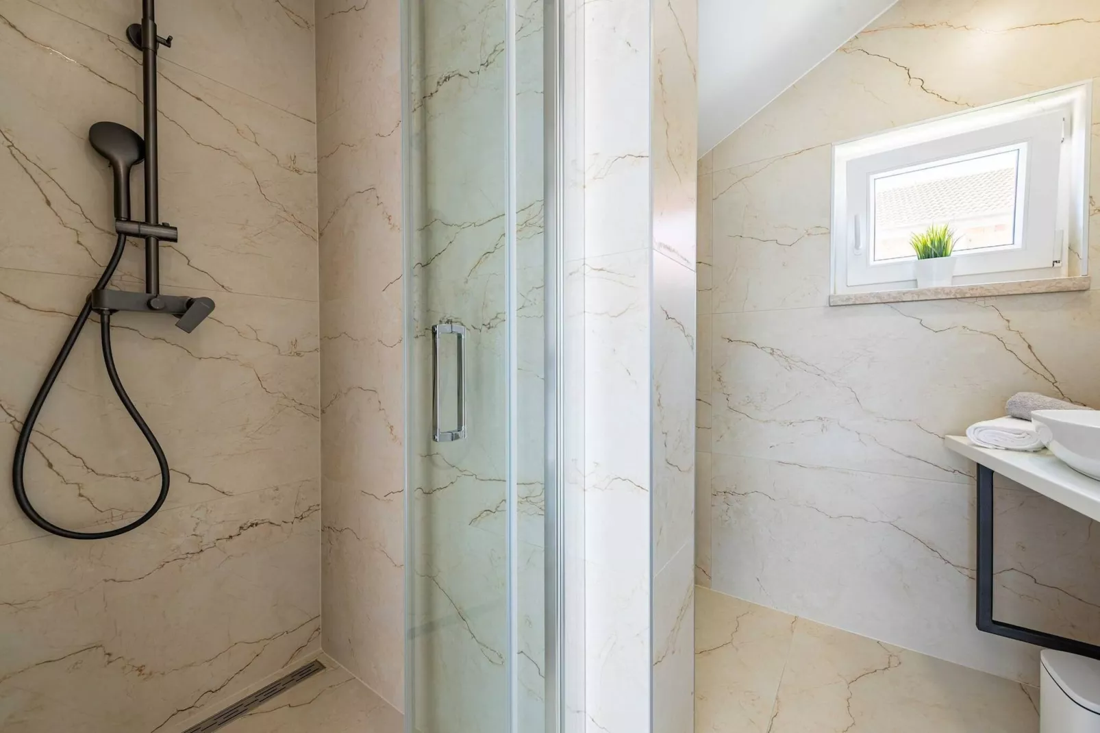 Villa Pezer with heated pool & sauna-Badkamer