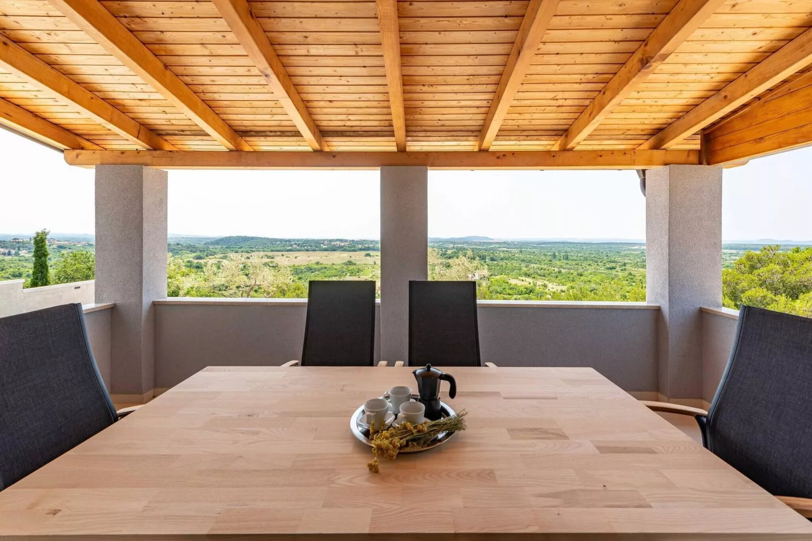 Villa Pezer with heated pool & sauna-Terrasbalkon