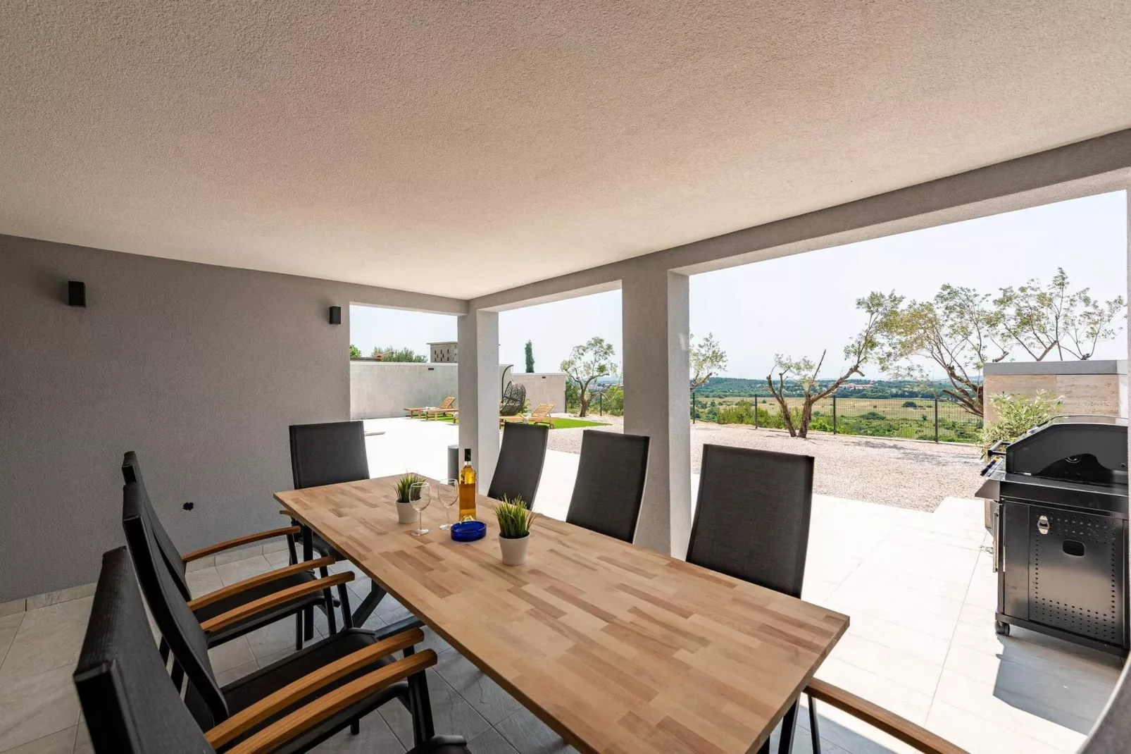 Villa Pezer with heated pool & sauna-Terrasbalkon