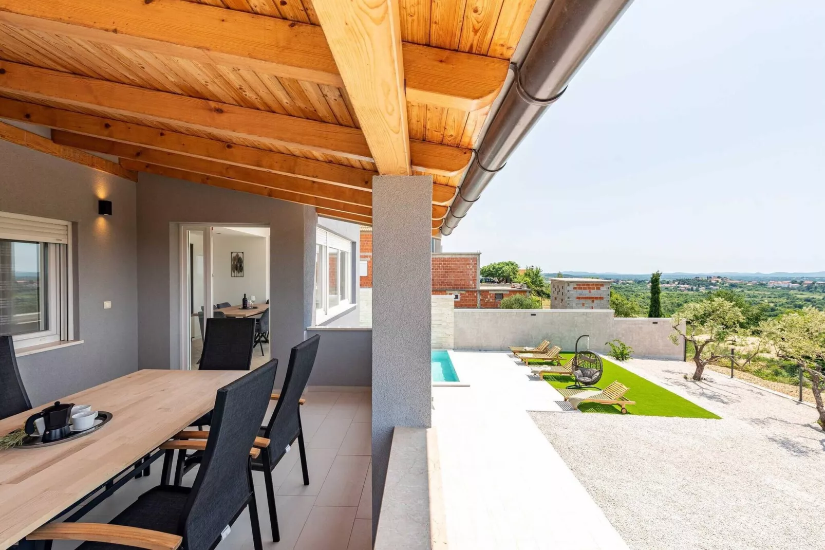 Villa Pezer with heated pool & sauna-Terrasbalkon