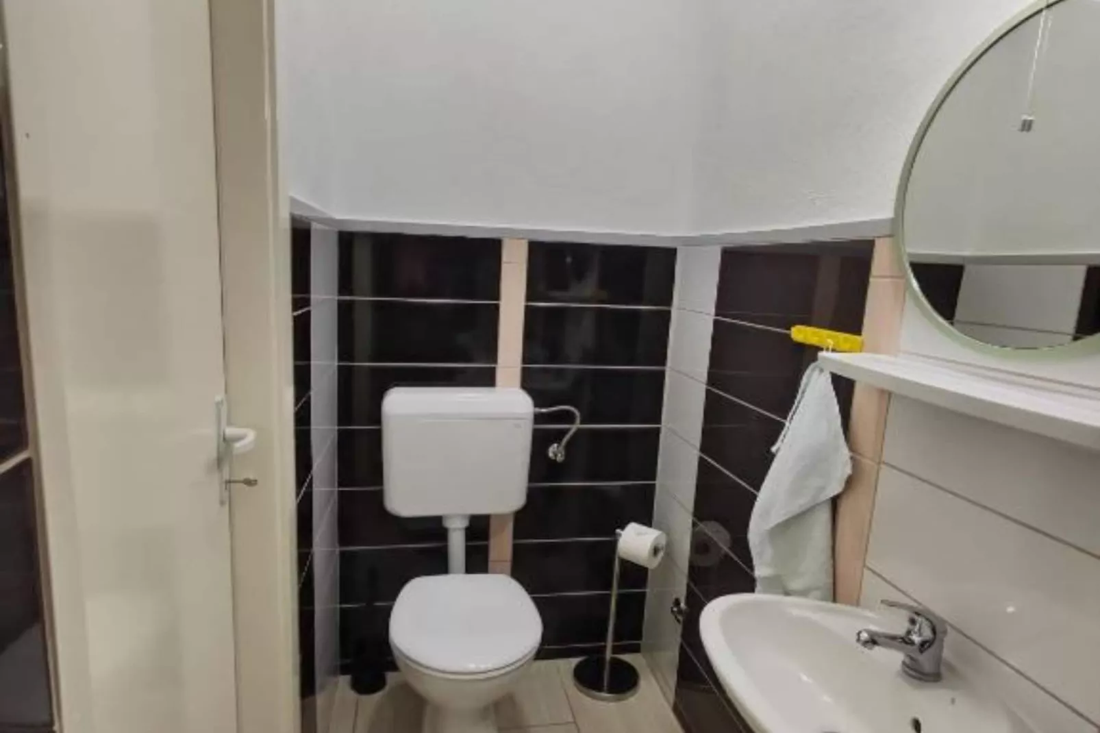 Holiday House Emma - Two Bedroom Holiday Home With Terrace-Badkamer